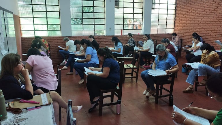 Docentes rindiendo el examen público de oposición para formar parte del banco de datos de elegibles para cargos vacantes en Pedro Juan Caballero.