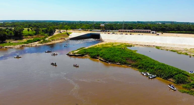 Se desarrolla el segundo dia de la competencia internacional de pesca  deportiva  en la ciudad de Pilar. En la foto se observa a los competidores en distintas embarcaciones en la confluencia del arroyo Ñeembucú y el río Paraguay.