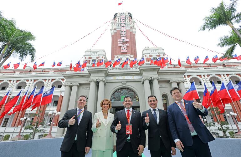 Integrantes de la comitiva oficial que acompañó a Peña a Taiwán.