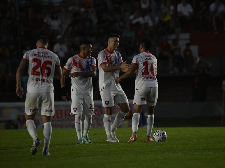 Cecilio Domínguez (d), jugador de Cerro Porteño, celebra un gol en el partido frente a General Caballero por el torneo Apertura 2024 del fútbol paraguayo en el estadio Ka'arendy, en Juan León Mallorquín.