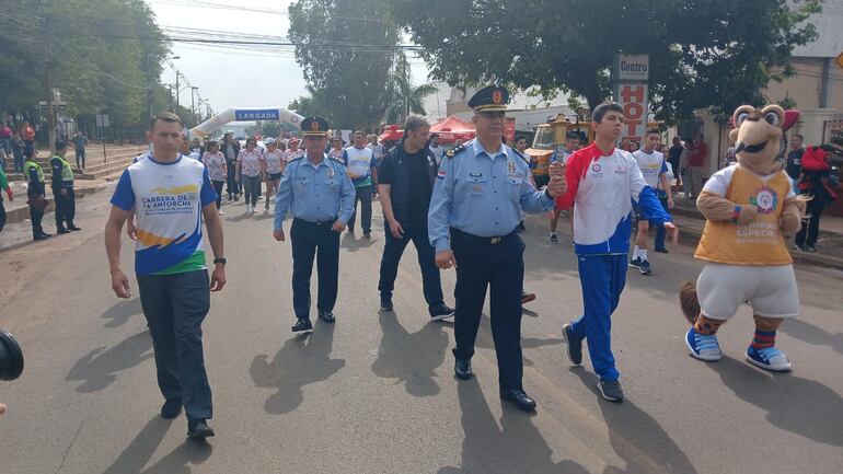 Inicio de la carrera de la Antorcha Olímpica en Coronel Oviedo.