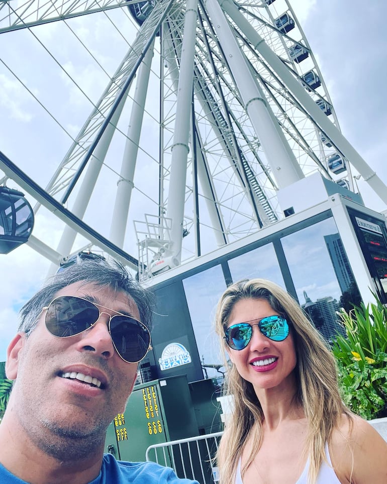 Linda parejita. Nelson Cuevas y Alicia Ramírez paseando por Miami. (Instagram/Alicia Ramírez)