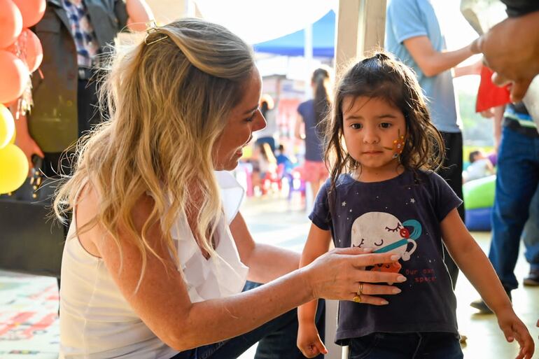 La Primera Dama Leticia Ocampos compartió con los niños en su día, en Loma San Jerónimo.