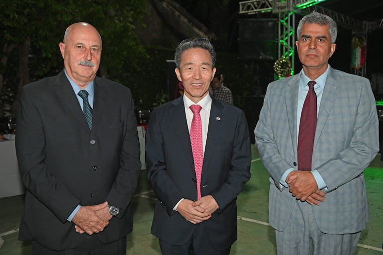 Alessandro Molfesi, el embajador de Corea, Chan-sik Yoon; y el embajador de India, Yogeshwar Sangwan.