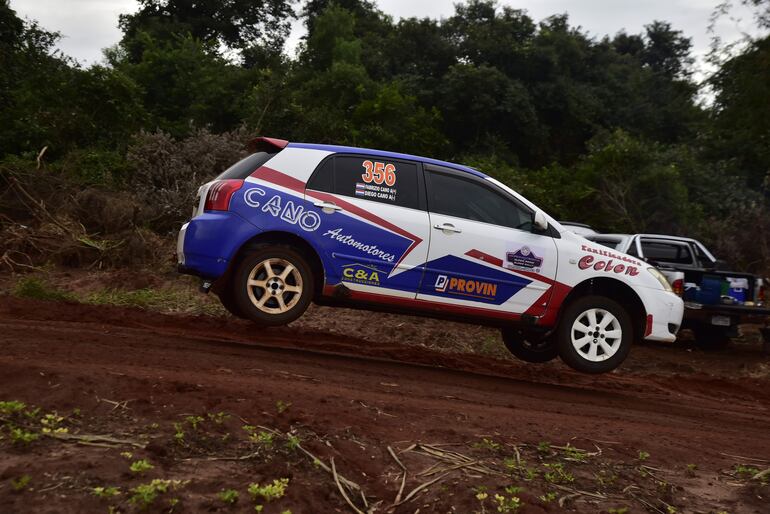 En la Clase RC3-16V, comanda las acciones hasta aquí el piloto Diego Cano con el Toyota Runx Z.