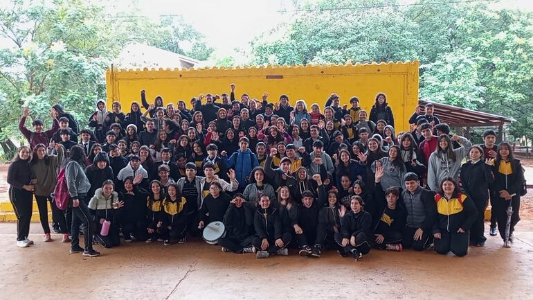 Los estudiantes Carmen de Peña, junto a los docentes, y encargada de despacho, tras el levantamiento de la toma del colegio.