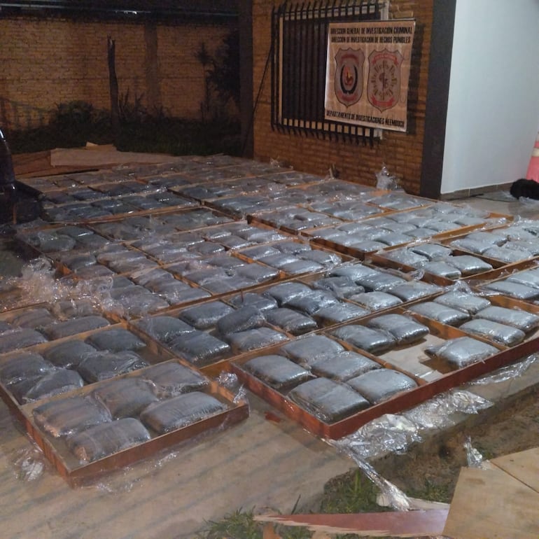 Dentro de las puertas, los agentes  de la Policía Nacional, hallaron 250 panes de marihuana picada, con un peso total de 229 kilogramos.