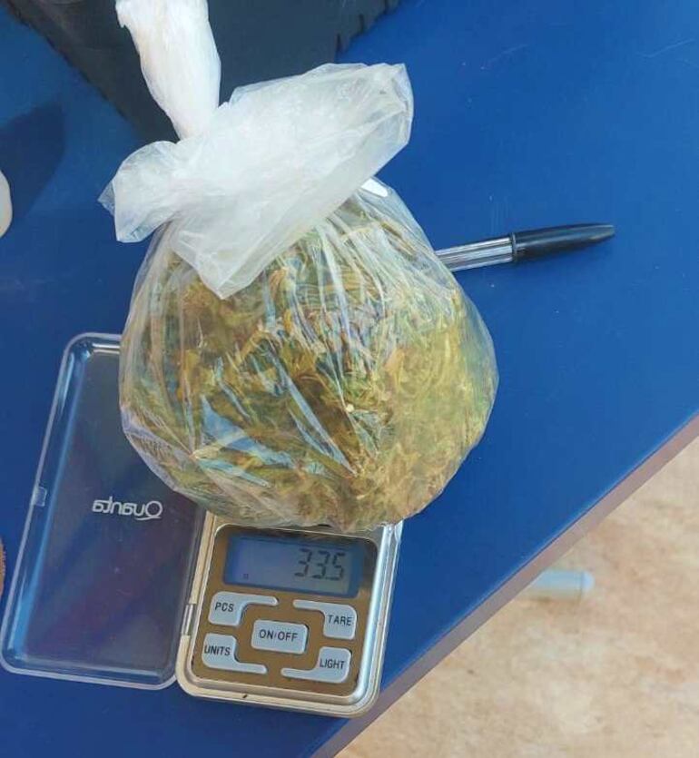 En el poder de la mujer imputada se encontraron 33.5 gramos de marihuana que tenía para su consumo.