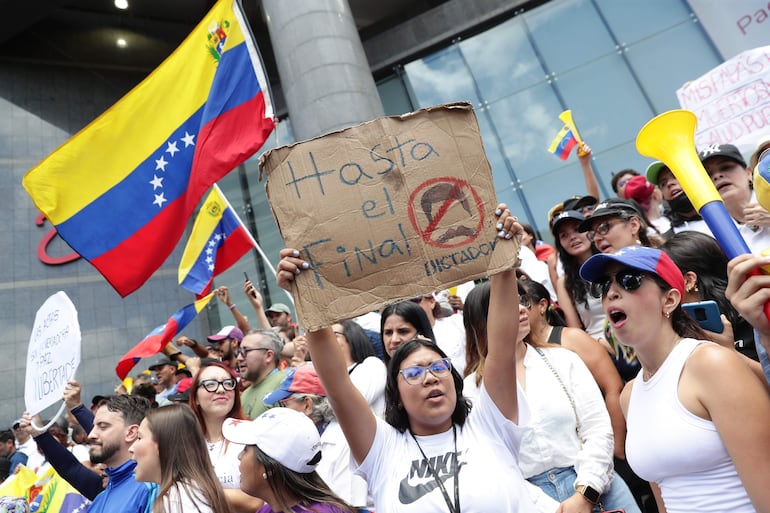 Una mujer sostiene un cartel en una manifestación de apoyo al candidato a la presidencia de Venezuela Edmundo González Urrutia.
