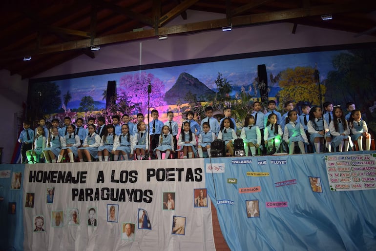 Poesía, dramatización, canto, teatro, formaron parte del programa del acto de clausura del proyecto Ñe´éry en la escuela y colegio Virgen Poderosa, de Carapeguá.