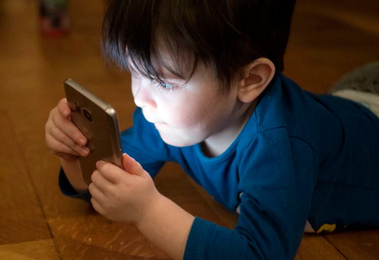 “Anteriormente, los niños acostumbraban a usar dos horas el celular, últimamente están conectados cuatro horas o más; arrojando una preocupación en cuanto al impacto que esto puede generar en ellos; a nivel cognitivo, emocional o conductual” (Foto: Pixabay).