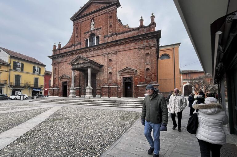 Los vecinos de la localidad italiana de Codogno pasean por su plaza central, cinco años después de que se hallaran en la 'zona cero' europea de la pandemia de coronavirus.