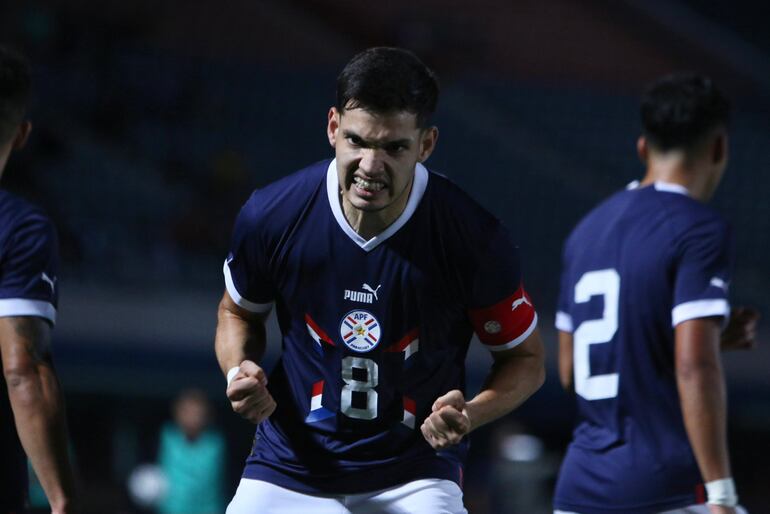 Damián Bobadilla, festejando un gol con la  selección paraguaya Sub 23.