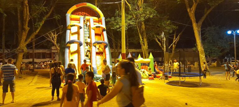 Cada noche las plazas céntricas de Pilar se llenan de visitantes.