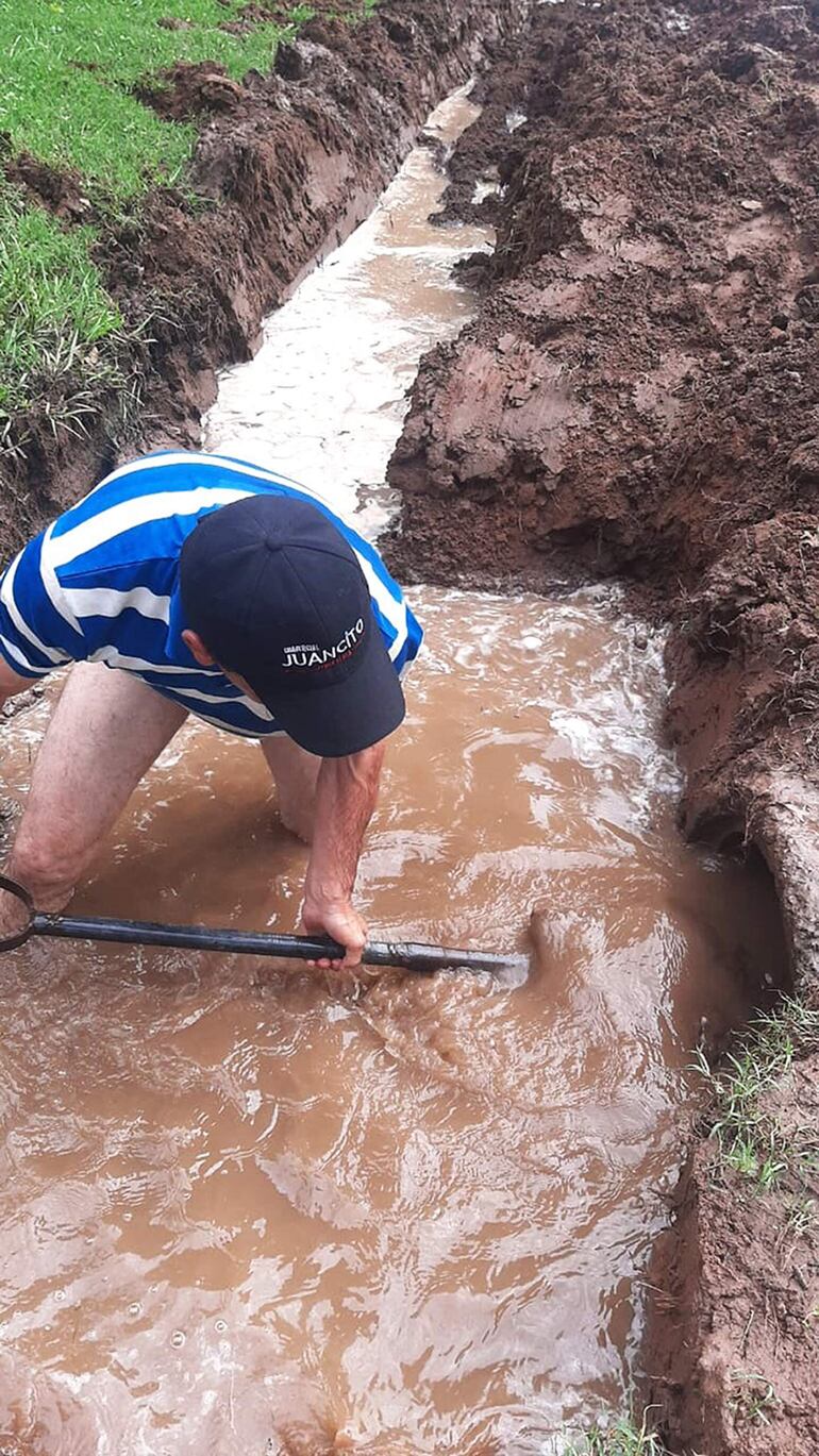 Los lugareños de la zona de Quyquyhó colaboran con trabajos para la canalización del camino vecinal.