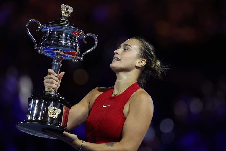 La bielorrusa Aryna Sabalenka celebra la conquista del Abierto de Australia 2024 en el Rod Laver Arena del Melbourne Park, en Melbourne, Australia.