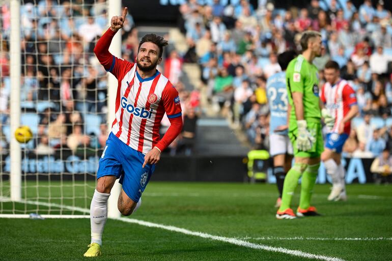 Girona's Spanish forward #24 Cristian Portugues celebrates after scoring his team's first goal during the Spanish league football match between RC Celta de Vigo and Girona FC at the Balaidos stadium in Vigo on January 28, 2024. (Photo by MIGUEL RIOPA / AFP)