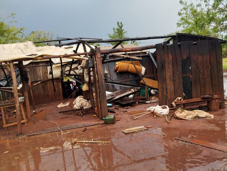 Una vivienda totalmente destruida tras el fuerte temporal en Tembiaporâ.