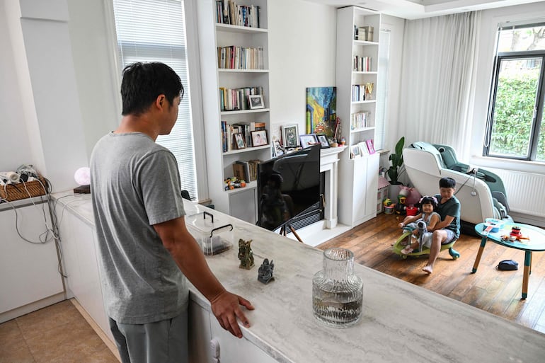 Papá a tiempo completo. Chen Hualiang (i) junto a sus hijos en su casa.