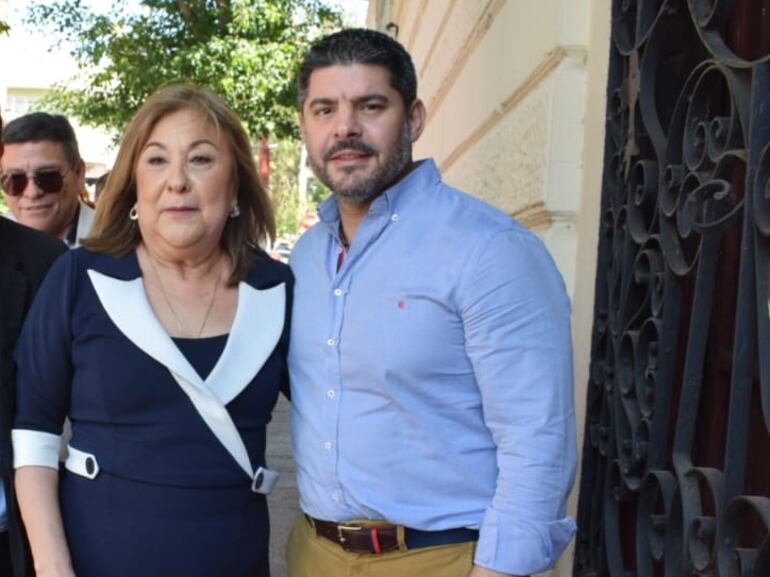 Nidia Rosa López se abraza con el intendente de Asunción óscar "Nenecho" Rodríguez luego de asumir como titular de Dinacopa.