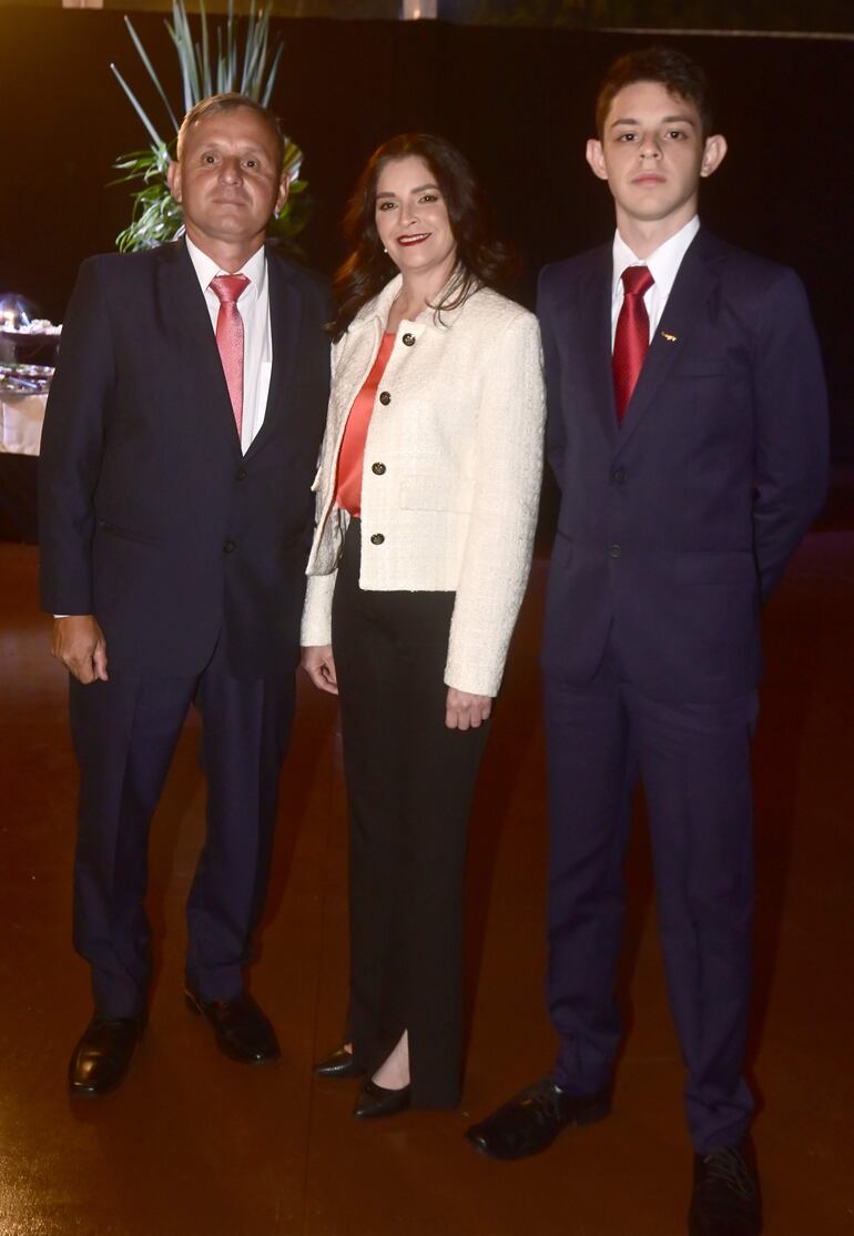 José Larrea, Nancy Ferreira y Mauricio Larrea.