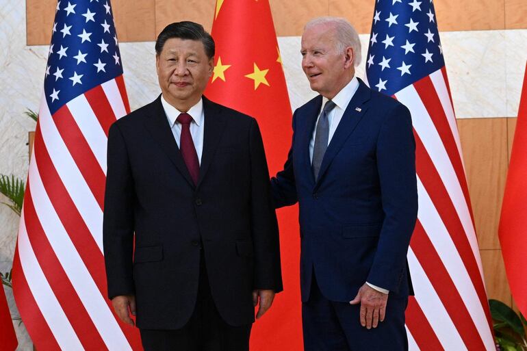 El presidente de EE.UU., Joe Biden (d) y el mandatario chino Xi Jinping. (AFP)