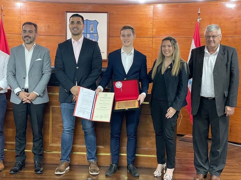 Joshua Duerksen junto a los concejales de Asunción y sus familiares en la Municipalidad.