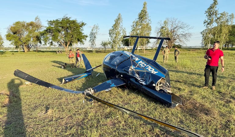 La nave policial cayó cerca de las canchas de fútbol del Club Deportivo de Puerto Sajonia, al otro lado del río Paraguay.