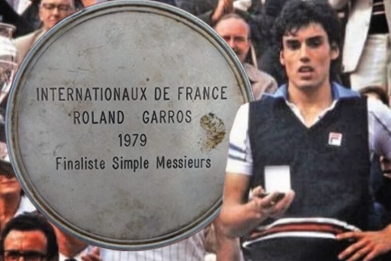 Internacional de Francia Roland Garros 1979, finalista caballeros singles, es el escrito que se aprecia en la medalla que Víctor Pecci había perdido hace 45 años y está a muy poco de volver a recuperarlo.