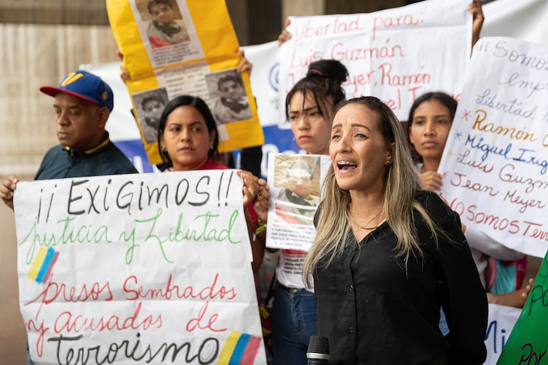 La esposa del periodista Carlos Julio Rojas, Francis Fernández, participa de una protesta para exigir la libertad de su familiar detenido, en Caracas (Venezuela). La Sociedad Interamericana de Prensa (SIP) rechazó este miércoles la imputación de delito de terrorismo e incitación al odio contra cuatro periodistas dispuesta por el Gobierno del presidente venezolano, Nicolás Maduro, y condenó el aumento de las detenciones arbitrarias, censura y bloqueos contra la prensa en Venezuela.