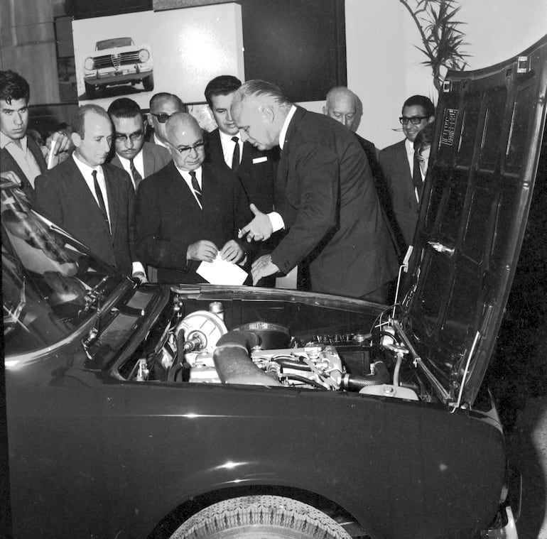 Presentación del Alfa Romeo ensamblado en Paraguay en 1968.