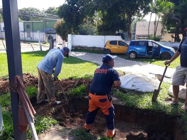 El Cuerpo de Bomberos Voluntarios de Reductos en pleno trabajo en el predio que ocupan actualmente. Con la fiesta de San Juan buscan realizar mejoras en el local.