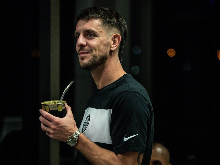 El uruguayo Alejandro Silva, futbolista de Olimpia, en el Aeropuerto Internacional Silvio Pettirossi de la ciudad de Luque previo al viaje a Arequipa, Perú, para debutar en la Copa Libertadores.