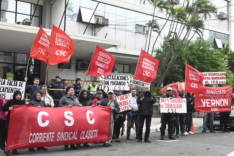 Manifestación de trabajadores fue frente a la Caja Central del IPS, en Constitución y Herrera.