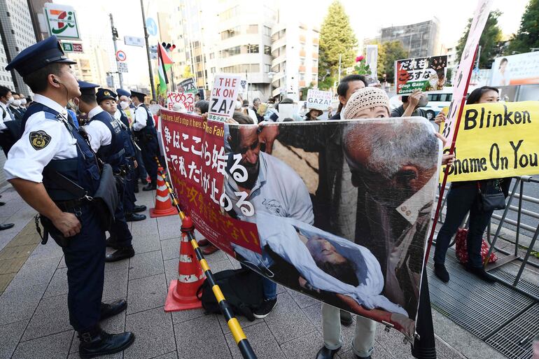 Manifestantes protestan contra la guerra en Gaza, este martes en Tokio, Japón.