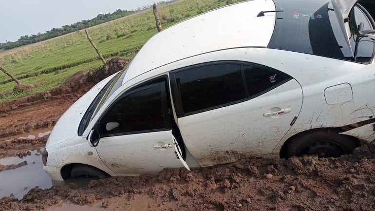 Recuperan vehículo hurtado gracias a que quedó estancado en el barro en San Pedro del Paraná.