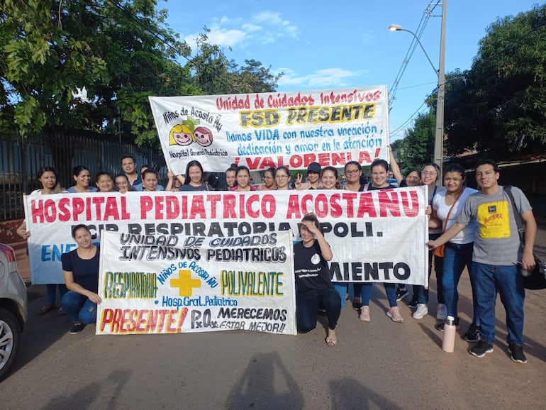 Manifestaciones frente a Hospital Acosta Ñu cumplen cuatro días sin respuestas del Ministerio de Salud.