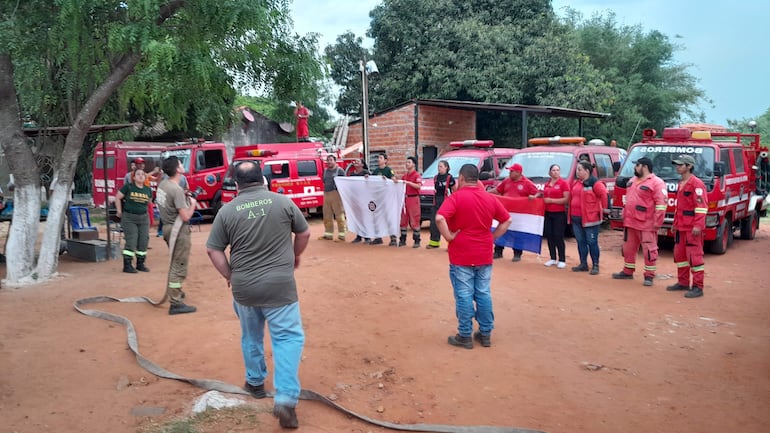 Los bomberos Rojos ocupan el lugar hace más de un año, y con actividades levantaron un pequeño cuartel en la ribera del arroyo Guasu de San Antonio.