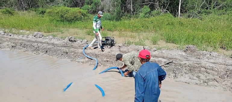 Personales de la gobernacion procedieron a desagotar los tramos del camino inundado para luego cargar de tierra y posibilitar su rehabilitacion en Bahìa Negra.