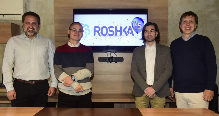 Directivos de Roshka: Pablo Santa Cruz, Alejandro Alliana, Francisco Benza y Pablo Welti celebran los 25 años de la empresa de software.