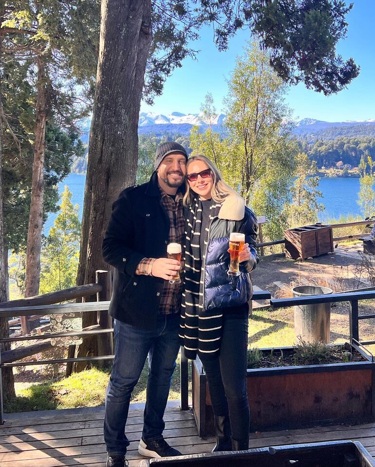 Matías Brizuela y Gaby Cogorno brindando juntitos en Bariló. (Instagram/Gaby Cogorno)