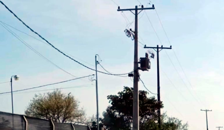 Transformador de 100 Kva que la ANDE instaló frente a “La Guarida del General” en Ayolas, Misiones, donde no hay pobladores.