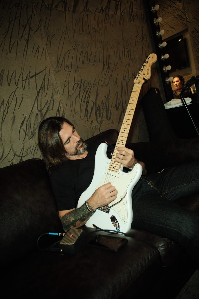 Juanes en un momento íntimo junto a su guitarra.