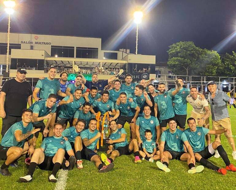 Plantel de Los Reyes, flamantes campeones del torneo de fútbol del Club Deportivo Sajonia, en la categoría Primera.