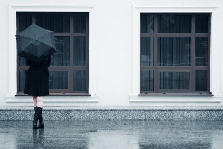 Los días de lluvia transforman el mundo exterior. La visión se vuelve más difusa, los sonidos se suavizan, y el ritmo general de la vida parece desacelerarse.