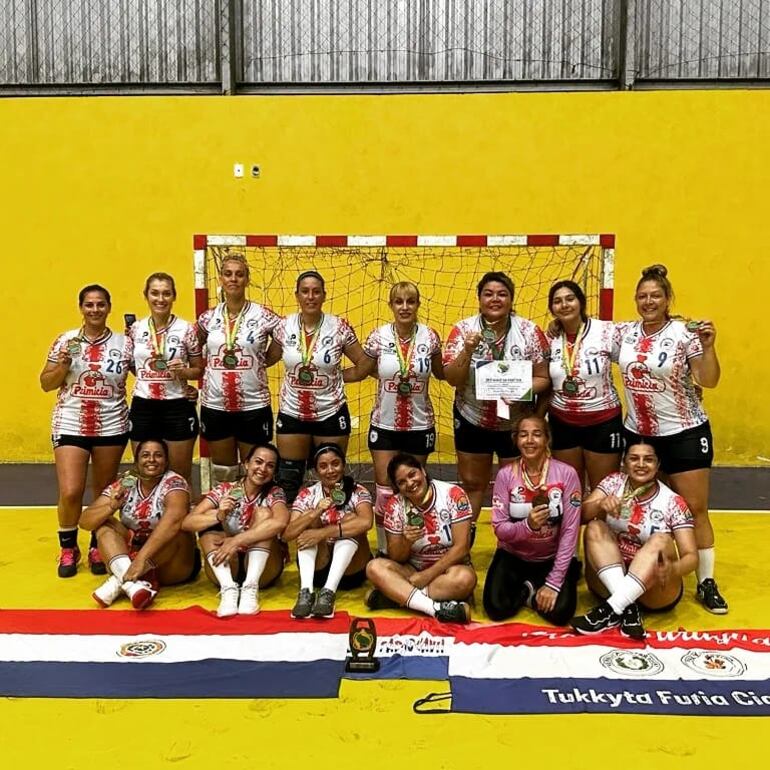 Buena faena de las Guerreras Máster en el Torneo de Salvador, Bahía, donde conquistaron el meritorio tercer puesto. Las chicas acudieron al certamen en Brasil y jugaron en la categoría +37.