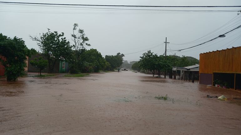 Calles inundadas tras intensas lluvias en Coronel Oviedo.