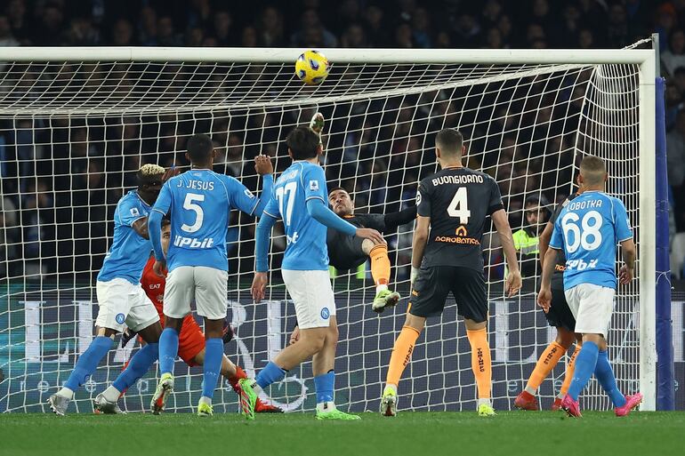 El paraguayo Antonio Sanabria, futbolista del Torino, define de chilena en el partido contra Napoli por la jornada 28 de la Serie A en el estadio Diego Armando Maradona, en Nápoles, Italia.