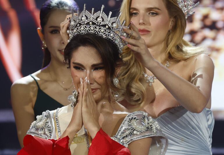 Catalina Marsano, de Perú, se emociona al ser coronada ganadora del concurso de belleza Miss International Queen 2024.