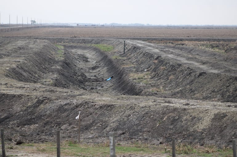 Canales artificiales construidos para bombear agua del río Paraguay Villa Franca. 